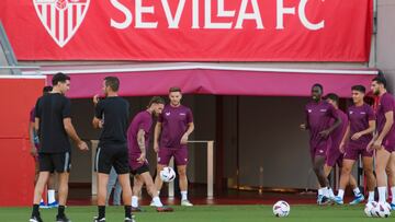 Los jugadores del Sevilla, en la ciudad deportiva.