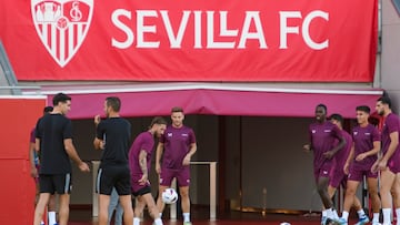 SEVILLA, 10/10/2023.- El nuevo entrenador del Sevilla FC, Diego Alonso (i), en la ciudad deportiva del equipo en su primer contacto en terreno de juego con sus jugadores, este martes en Sevilla. El uruguayo Diego Alonso llega en sustitución de José Luis Mendilibar, destituido el pasado domingo, con un contrato hasta el final de esta temporada en su estreno como técnico en Europa. EFE/ Raúl Caro
