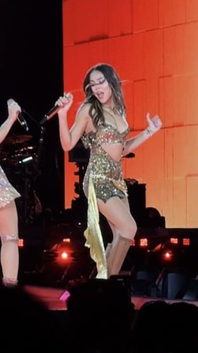 Video: Shakira sorprende al invitar a Danna Paola a cantar en el Estadio GNP