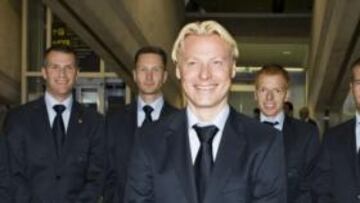 <b>SEXTETO ARBITRAL. </b>El árbitro holandés Kevin Blom y sus asistentes a su llegada ayer a Bilbao. Hoy arbitrarán el Athletic-Austria Viena.