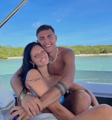 Oriana es la pareja de Paulo Dybala y es famosa en Argentina por ejercer como cantante, actriz y modelo para diferentes marcas. Además, es toda una estrella en las redes sociales.