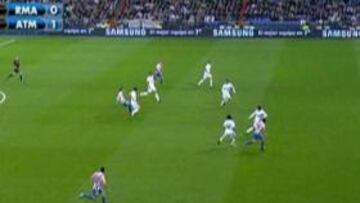 Lahoz regaló un gol al Atlético y otro al Madrid