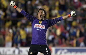 Guillermo Ochoa disputando un partido con la playera del América en el Apertura 2010 de la Liga MX.