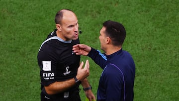 Soccer Football - FIFA World Cup Qatar 2022 - Quarter Final - Netherlands v Argentina - Lusail Stadium, Lusail, Qatar - December 9, 2022  Argentina coach Lionel Scaloni remonstrates with referee Antonio Mateu Lahoz REUTERS/Paul Childs
