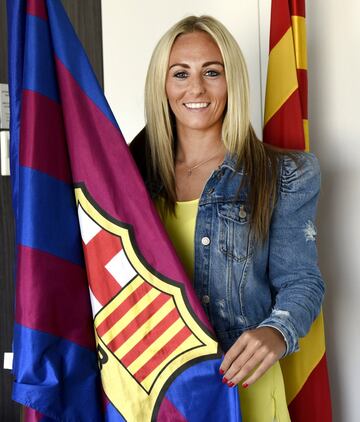 Es una de las estrellas del Barcelona y la mediática del club y de la Liga Iberdrola, con 278.000 seguidores en Facebook.