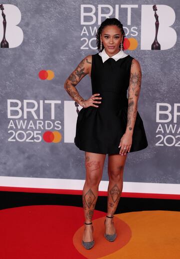 Yinka Bokinni posa en la alfombra de los Brit Awards 2025.