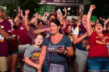 El primer anillo de los Cavs: fiesta en Oakland y fiestón en Cleveland