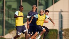 Pellegrini, atento a un entrenamiento en Alemania.