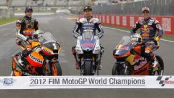De izquierda a derecha, Márquez, Lorenzo y Cortese, los tres campeones del mundo 2012 en la tradicional foto del cierre de temporada en Valencia.