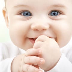 Ayudas de 100€ a madres en 2023: cuánto se extiende y a quién le aumenta el complemento de la Seguridad Social