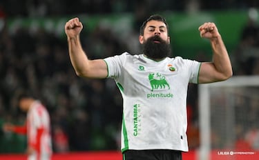 Volvió el Villalibre decisivo, con un doblete ante el Sporting, que dio el triunfo a los suyos. El Búfalo necesita muy poco para hacer daño. Con estas dos dianas ya suma 12. El Racing huele a Primera.