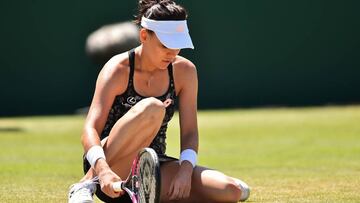 Agnieszka Radwanska reacciona durante su partido de semifinales ante Aryna Sabalenka en el Nature Valley International de Eastbourne.