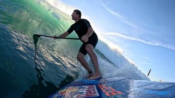 Bj&oslash;rn Dunkerbeck practicando Paddle Surf en una ola en Gran Canaria. 