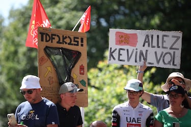 Arrojados fugazmente por los ciclistas al pedalear, estos objetos aparentemente sencillos se han convertido en preciados objetos de colección, apreciados como recuerdos de uno de los eventos ciclistas más emblemáticos.