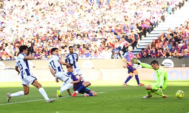 Cancelo amagó en el área para abrir a Eric, que puso un centro raso para la llegada de Marc Bernal.
