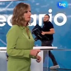 El error viral de TVE que ha paralizado el Telediario en pleno directo: “Habrá ido al baño”