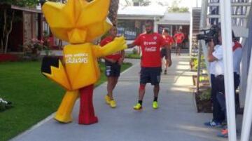 Arturo Vidal saluda al zorro, la mascota del torneo.