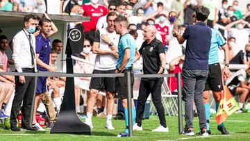 Moreno Aragón miramdo en VAR en Burgos