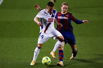 Kadzior trata de controlar el balón ante De Jong.