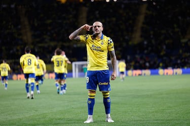 El jugador, todavía en activo en Las Palmas de Segunda División, ha estado también en ocho equipos diferentes en sus 10 temporadas en Primera: Las Palmas, Málaga, Getafe, Real Valladolid, Real Sociedad, Huesca, Barcelona y Sevilla.