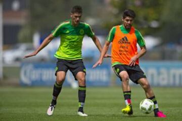 Oribe Peralta lucha el esférico junto con César Montes