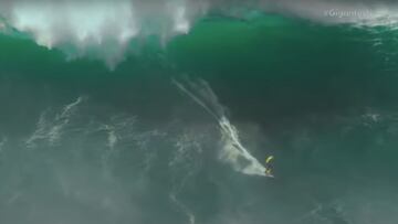 El surfista Ian Cosenza surfeando una ola gigante en Nazaré (Portugal) medida en 18,81 metros, siendo la ganadora del Gigantes de Nazaré.