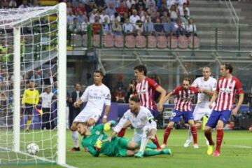 En el estadio de San Siro, los equipos madrileños volvián a enfrentarse en una final. Sergio Ramos y Carrasco marcaron y los 90 minutos quedan en empate. Se llegó a los penaltis, y el fallo de Juanfran hizo al Real Madrid ganador de su Undécima Champions League.