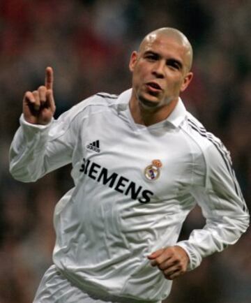 7. Ronaldo Nazário. La leyenda del fútbol brasileño costó al club blanco cerca de 45 millones de euros en 2002.