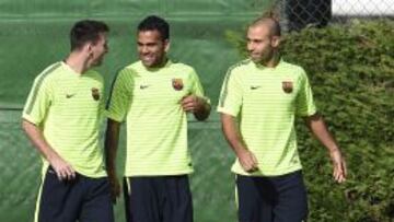 Daniel Alves, con Messi y Mascherano.