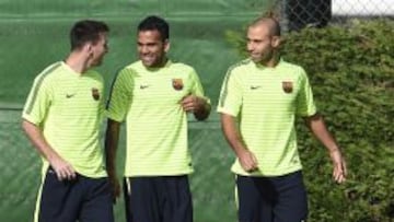 Daniel Alves, con Messi y Mascherano.