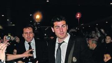 <b>GIJÓN SE VOLCÓ CON EL MADRID.</b> El Madrid no jugaba un partido de Liga en El Molinón desde el 15 de octubre de 1997 y los aficionados se volcaron ayer a la llegada del equipo a Gijón. Unos 600 seguidores se dieron cita en el aeropuerto y cerca de cien en el Hotel La Llorea, donde se aloja la expedición blanca. En la imagen, Casillas.