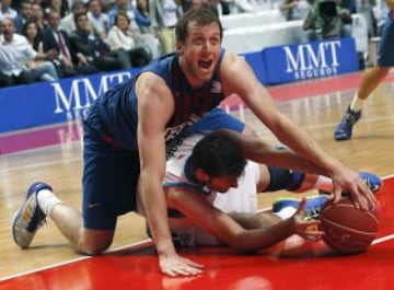 Joe Inlges lucha un balón con Rudy Fernández.