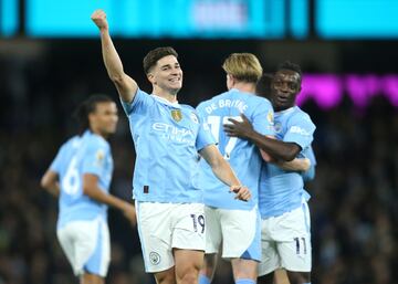 Un nombre que ha sonado con fuerza en los ¨²ltimos d¨ªas. El argentino tiene contrato con el Manchester City hasta 2028 y una cl¨¢usula de rescisi¨®n de 90 millones. La opci¨®n que baraja el Atl¨¦tico de Madrid para hacerse con los servicios del jugador pasar¨ªa por una cesi¨®n. Las reiteradas suplencias en el City y la relaci¨®n con algunos jugadores del Atleti en la selecci¨®n argentina, las bazas del conjunto colchonero.