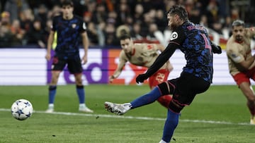 Ramos, lanzando un penalti en Lens.