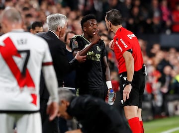 Carlo Ancelotti, Vinicius y el árbitro Martínez Munuera.