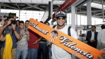 El jugador colombiano Dorlan Pabón, a su llegada hoy a la estación del AVE de Valencia.