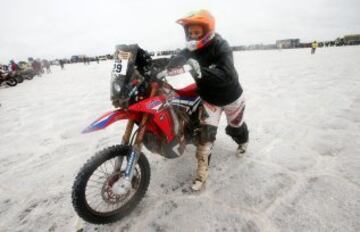 La piloto Laia Sanz Pla-Giribert de Honda se prepara para iniciar hoy, lunes 12 de enero de 2015, la octava etapa del rally Dakar 2015 entre Uyuni e Iquique (Chile), en el salar de Uyuni (Bolivia). 