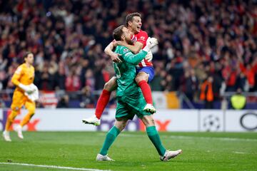 César Azpilicueta celebra la clasificación en los brazos de Jan Oblak.