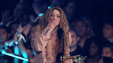 FILE PHOTO: Shakira blows a kiss as she accepts the Video Vanguard Award during the 2023 MTV Video Music Awards at the Prudential Center in Newark, New Jersey, U.S., September 12, 2023. REUTERS/Brendan Mcdermid/File Photo