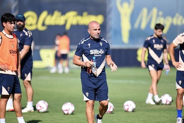 Paco López en un entrenamiento en la Ciudad Deportiva. De fondo, Nico Bosch, entrenador de porteros y Julio Cabrera, canterano del primer equipo.