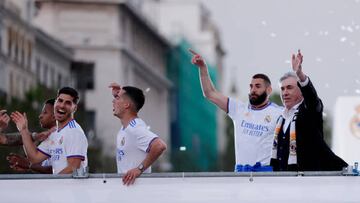 MADRID, SPAIN - APRIL 30: Marco Asensio of Real Madrid, Lucas Vazquez of Real Madrid, Karim Benzema of Real Madrid, coach Carlo Ancelotti of Real Madrid Celebrating the championship during the Real Madrid celebration La Liga title At Cibeles Statue at the Cibeles statue on April 30, 2022 in Madrid Spain (Photo by David S. Bustamante/Soccrates/Getty Images)