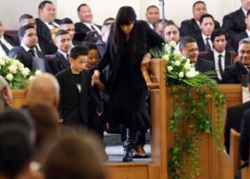 Nadene Lomu, viuda de la leyenda de los All Blacks Jonah Lomu, junto a sus hijos Brayley y Dhyreille.