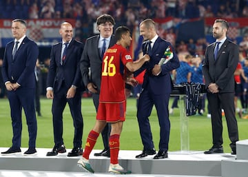 Rodrigo saluda a Ceferin durante la entrega de medallas de la Nations League 2023.