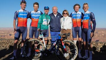 Simon Yates, junto a sus compañeros y propietario del equipo Jayco, tras vencer el AlUla Tour.