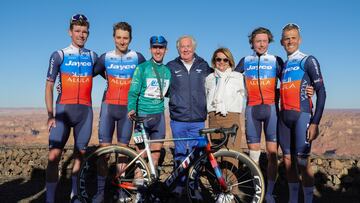 Simon Yates, junto a sus compañeros y propietario del equipo Jayco, tras vencer el AlUla Tour.