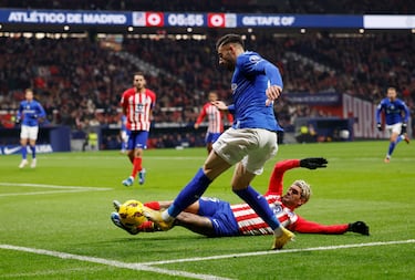 Rodrigo de Paul se tira al césped e impide el centro de Diego Rico desde la línea de fondo.