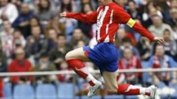<b>GRAN DEFINICIÓN.</b> Fernando Torres supera la salida de Moyá con sutil toque que supuso el primer tanto del encuentro.