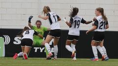 Enith celebra con sus compa&ntilde;eras tras detener el penalti a Bulatovic.
 
 