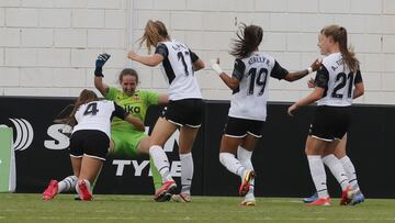 Enith celebra con sus compa&ntilde;eras tras detener el penalti a Bulatovic.
 
 