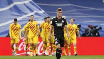 Kroos, con la camiseta negra, mientras el Barcelona luce la camiseta basada en la Senyera al fondo.